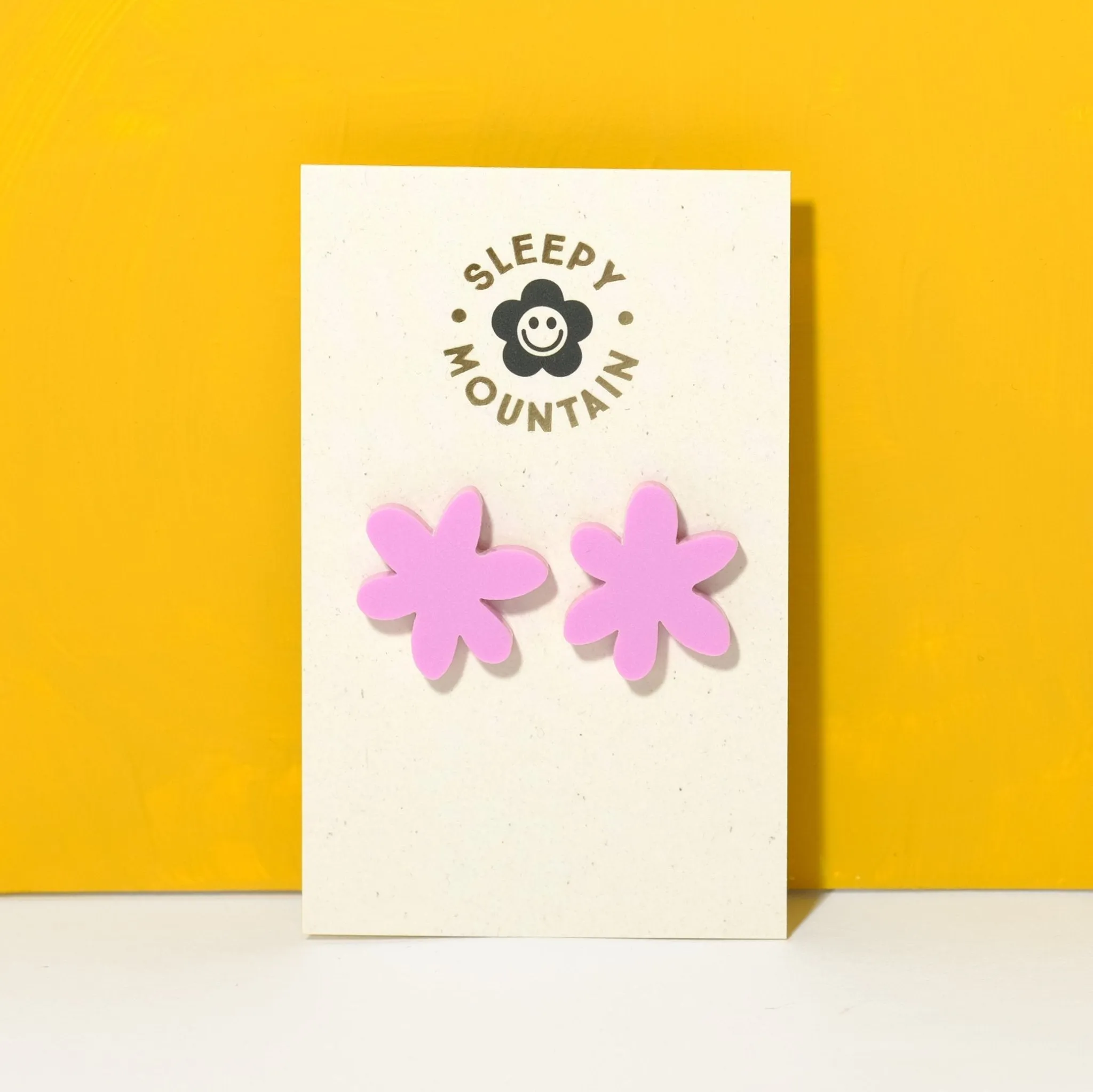 Flower stud earrings in lilac