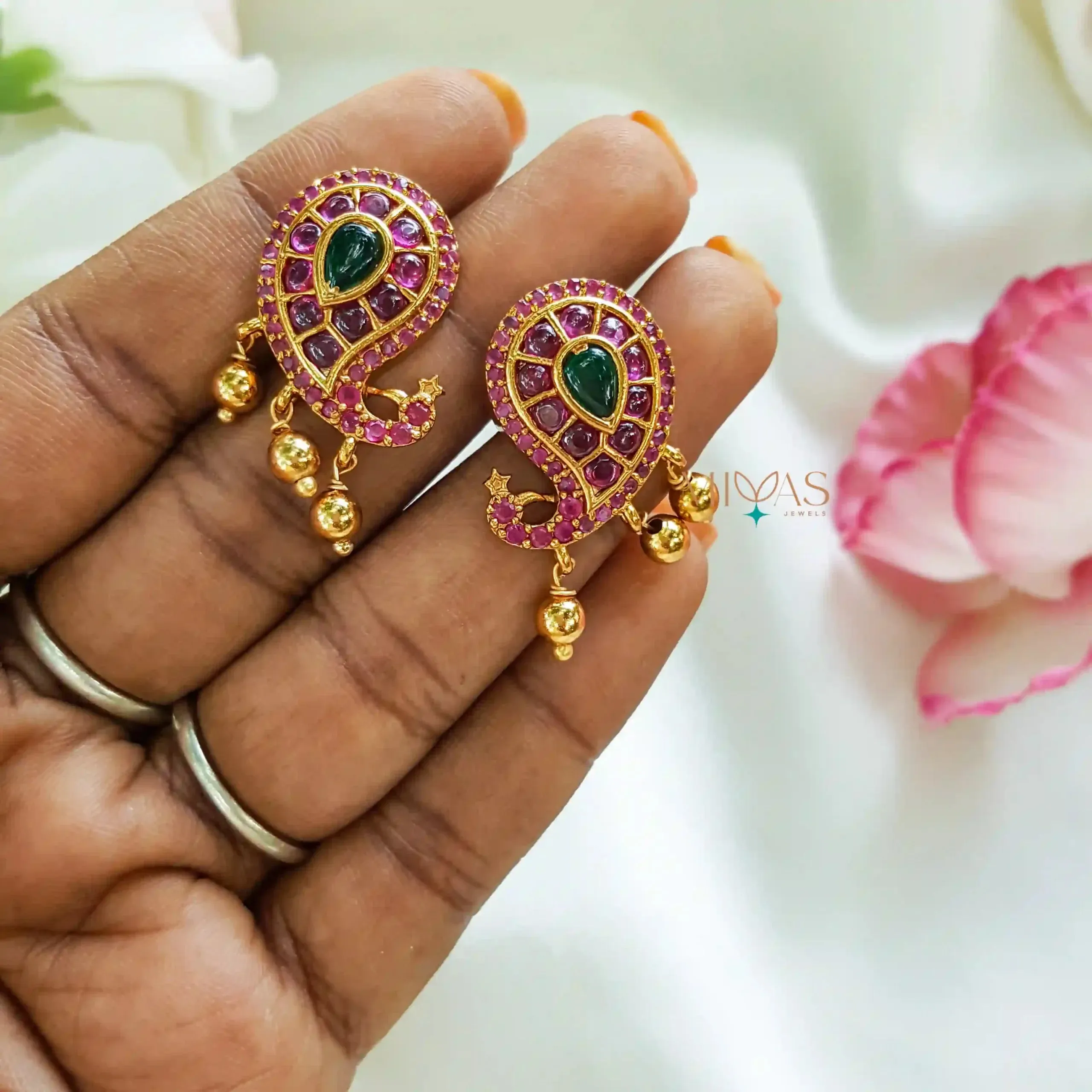 Striking Design Stone Earring