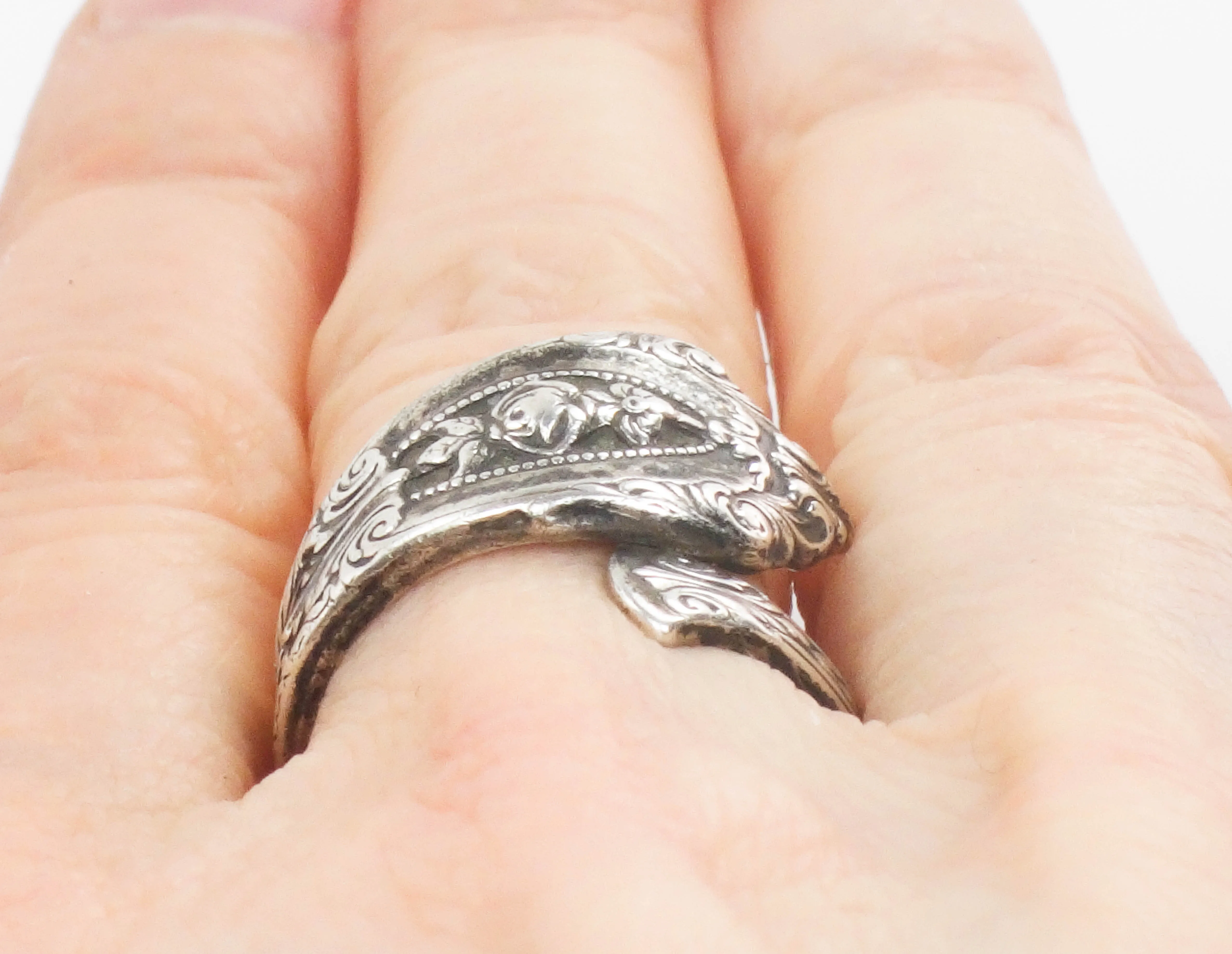Vintage Wallace Rose Point Sterling Silver Spoon Ring with Floral Design