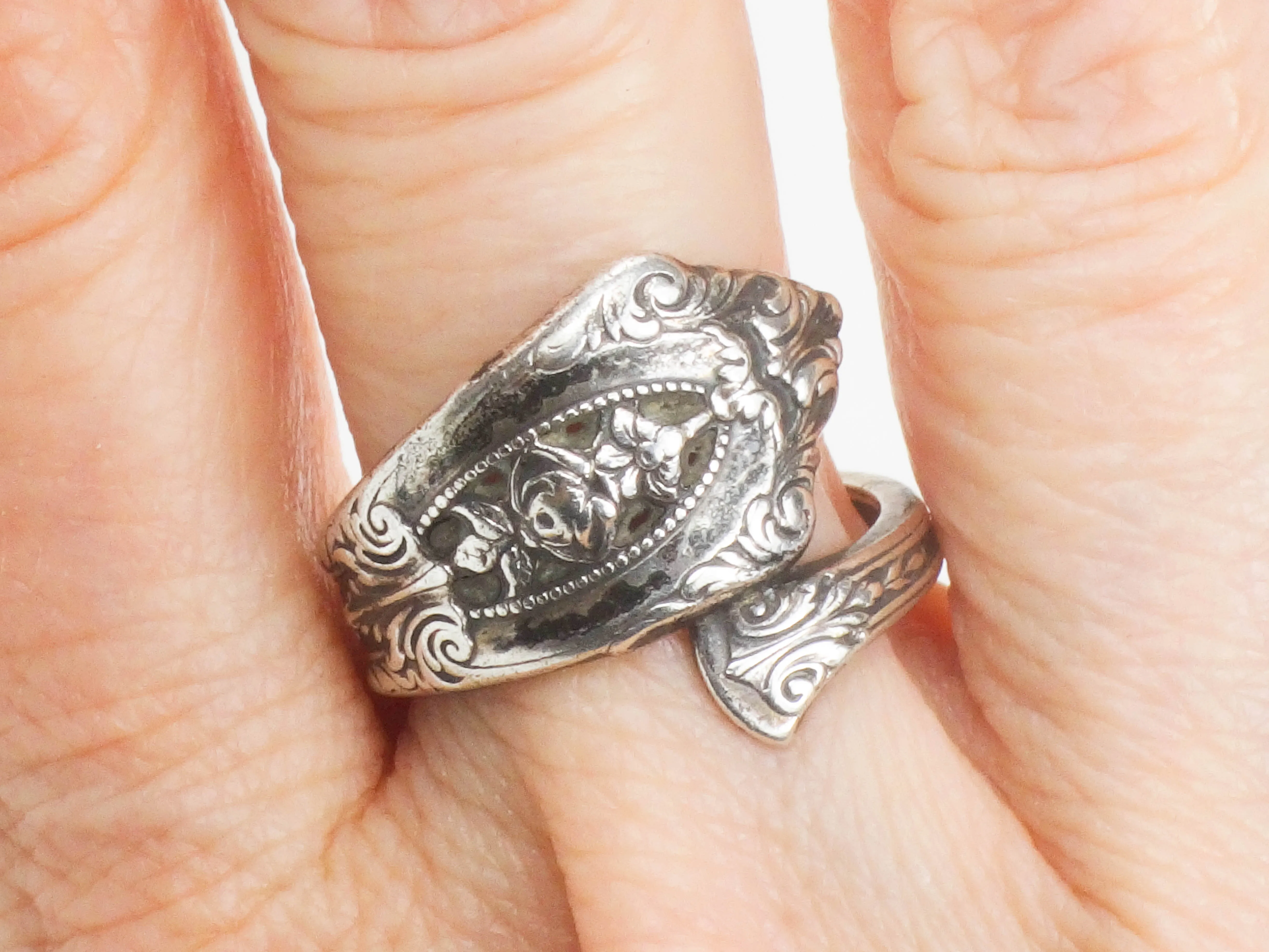 Vintage Wallace Rose Point Sterling Silver Spoon Ring with Floral Design